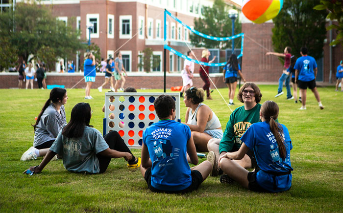 91免费福利网 students gather around a yard-game of Connect Four in the Lion's Den Courtyard 