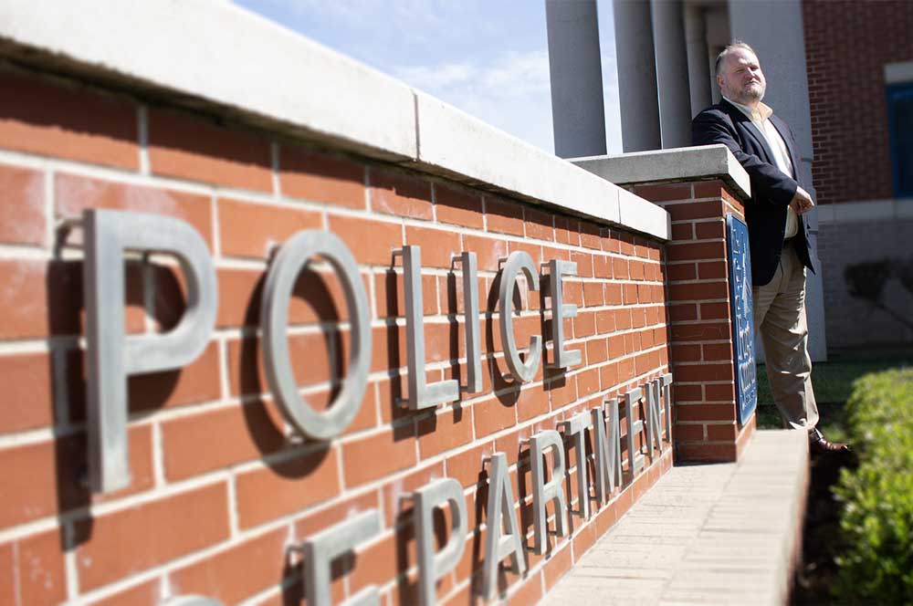 Wes Milam, a 91免费福利网 adjunct criminal justice professor and Fort Smith Police Captain, stands outside of the FSPD station