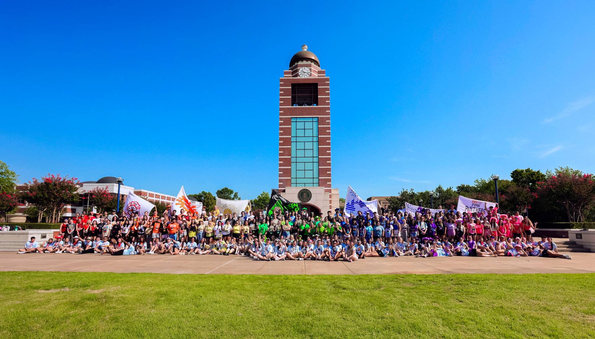 91免费福利网 cub camp students gather under the bell tower